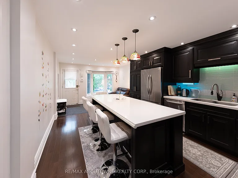 2072 Glenada Cres — Photo 3