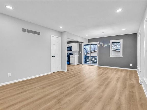 5th image of 11114 W 70th Ter