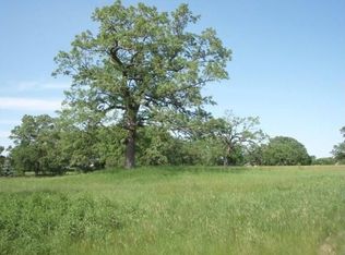 208 Muirfield Cir, North Prairie, WI 53153