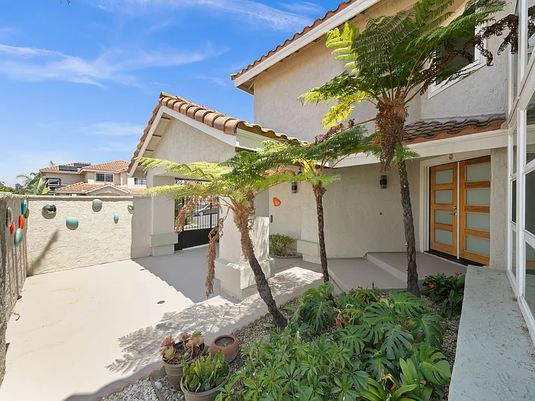 1068 Pacific Hill St — Photo 4
