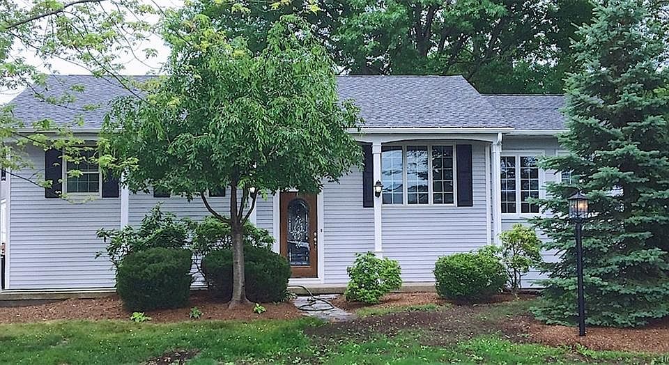 1st image of 8 Vincent Dr