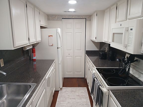 3rd image of 376 S Franklin Blvd