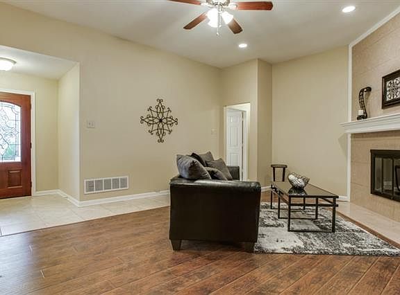 3rd image of 1614 Walker Dr