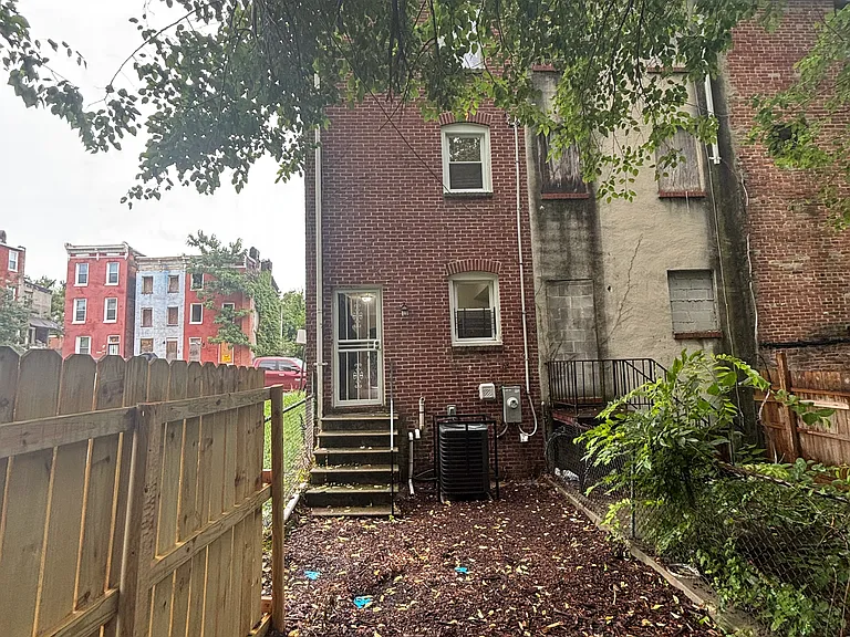 611 W Lafayette Ave — Photo 2