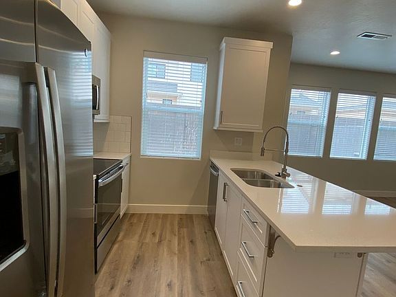 4th image of 526 E Goldline Dr