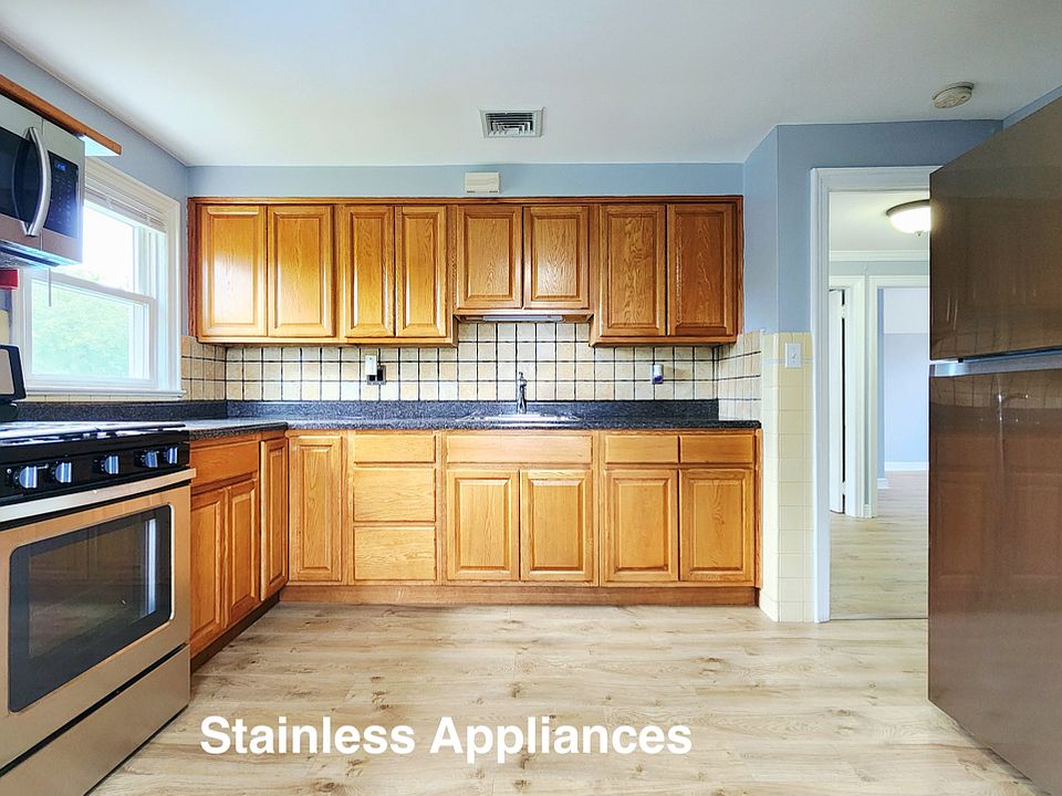 Large modern kitchen w/ SS appliances.