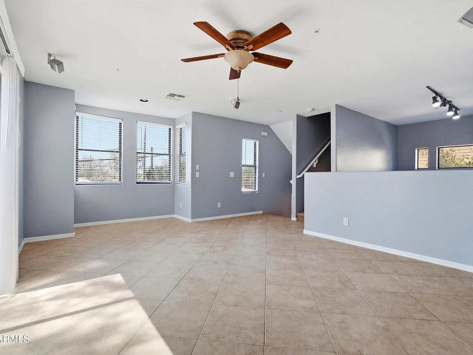 3 bed, 3.0 bath, 1218 sqft, $2,200 — Photo 3