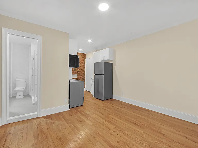 318 E 11th St #6 — Photo 7