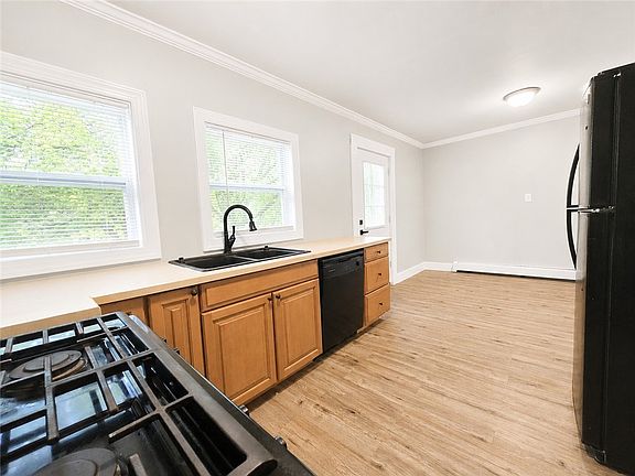 4th image of 5 Montgomery St