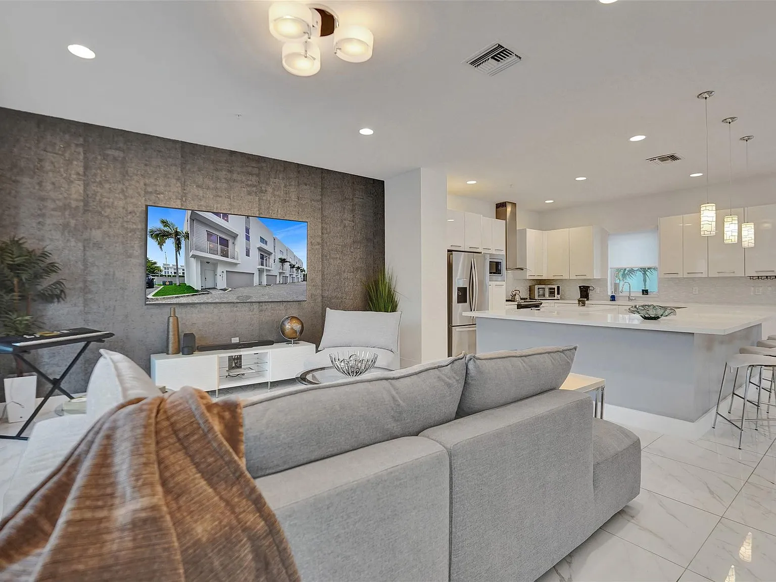 4 bed, 3.5 bath, 2092 sqft, $7,000 — Photo 1