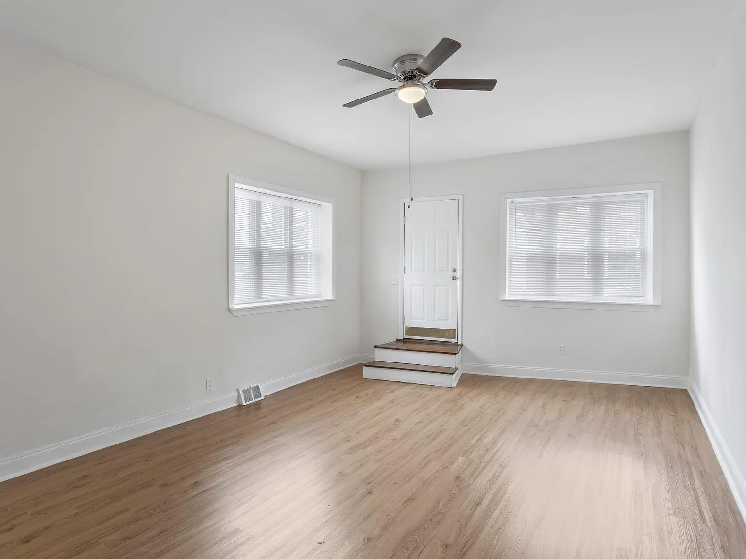 3 bed, 1.5 bath, 1350 sqft, $2,345 — Photo 4