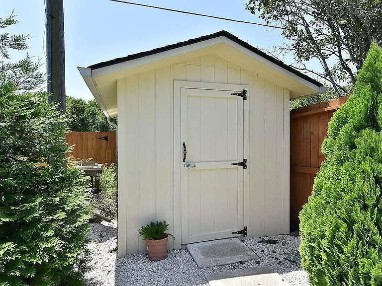 22121 Atwater Canyon Ln — Photo 30