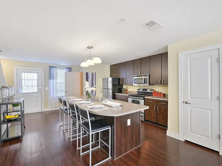 2213 The Ave — Photo 4