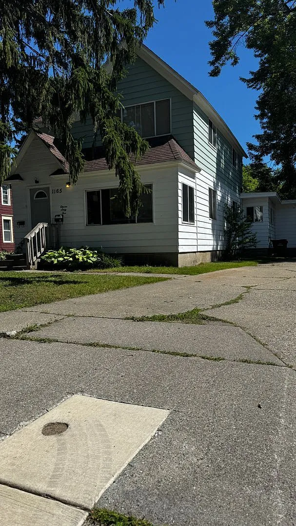 2 bed, 1.0 bath, $995 — Photo 2