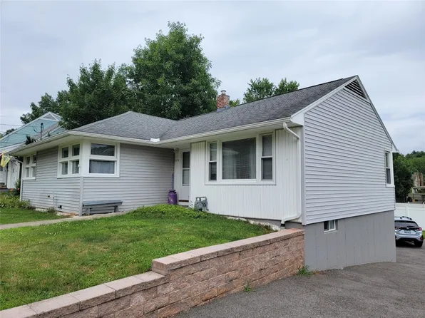 302 Brookcrest Dr, Endicott, NY 13760