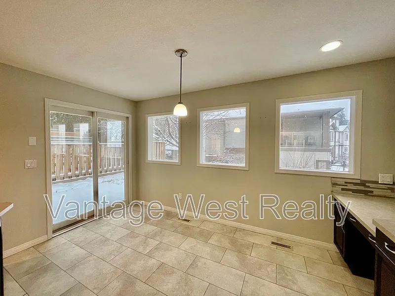4 bed, 2.5 bath, 2275 sqft, $3,000 — Photo 4