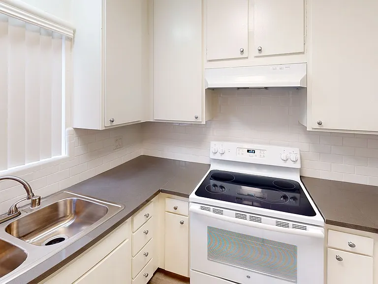 Hamel Granada Apartments..Gorgeous Apartment Available...CALL NOW! — Photo 12