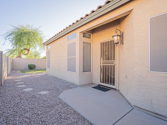 4th image of 915 E Mission Dr