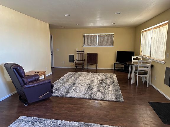 Living Room (staged)>