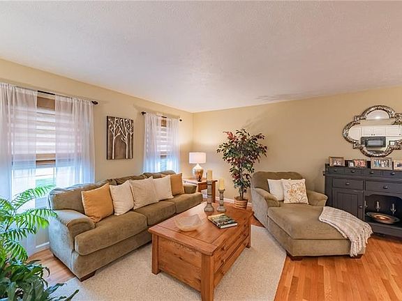 3rd image of 459 Lexington Dr