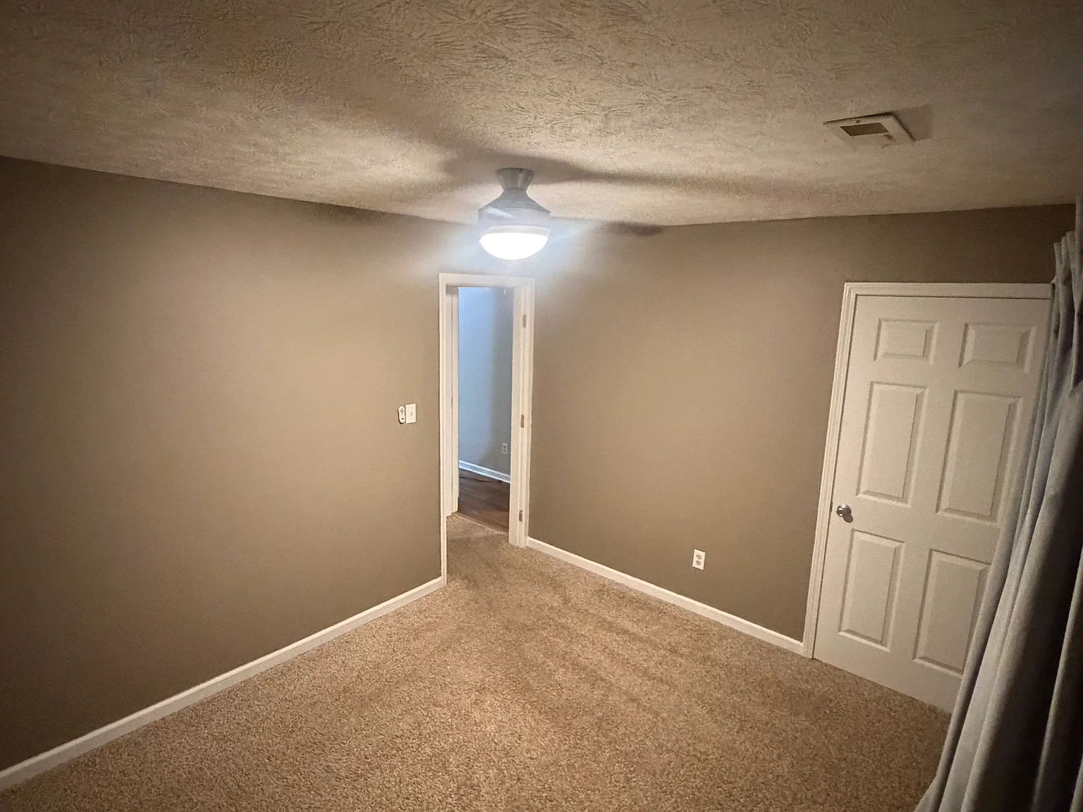 3 bed, 975 sqft, $1,950 — Photo 2