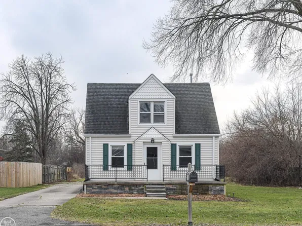 2720 Iowa Dr, Troy, MI 48083