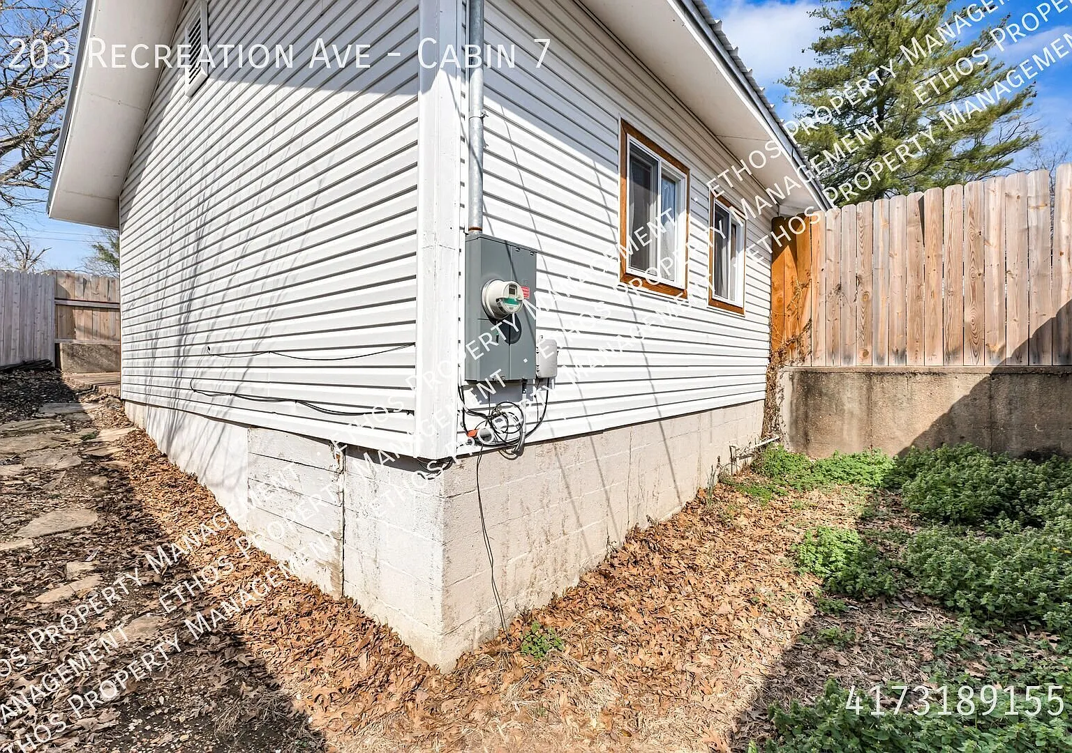 Availible Now 2 Bed 1 Bath Near The Lake — Photo 4