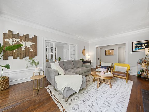 4th image of 518 W Surf St #1