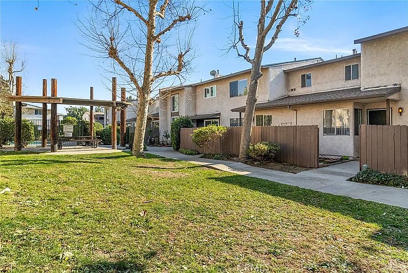 1st image of 809 E Acacia Ave