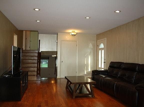 3rd image of 307 Nellie Ct