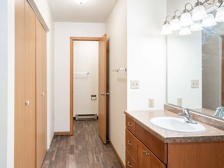 Fargo, ND Long Island Apartments | 2175B | Bathroom