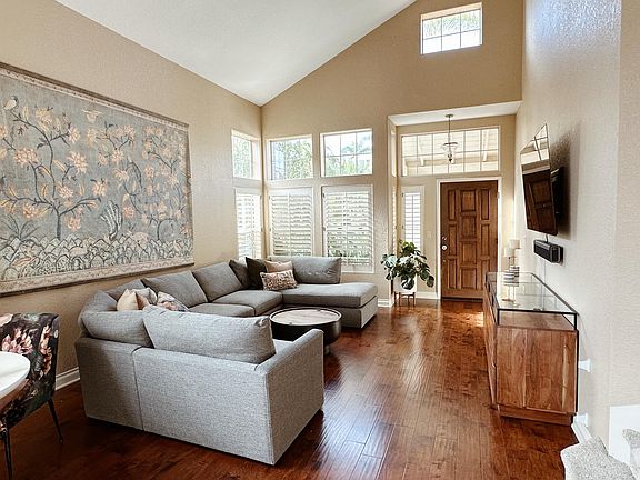 Living room, very light and airy