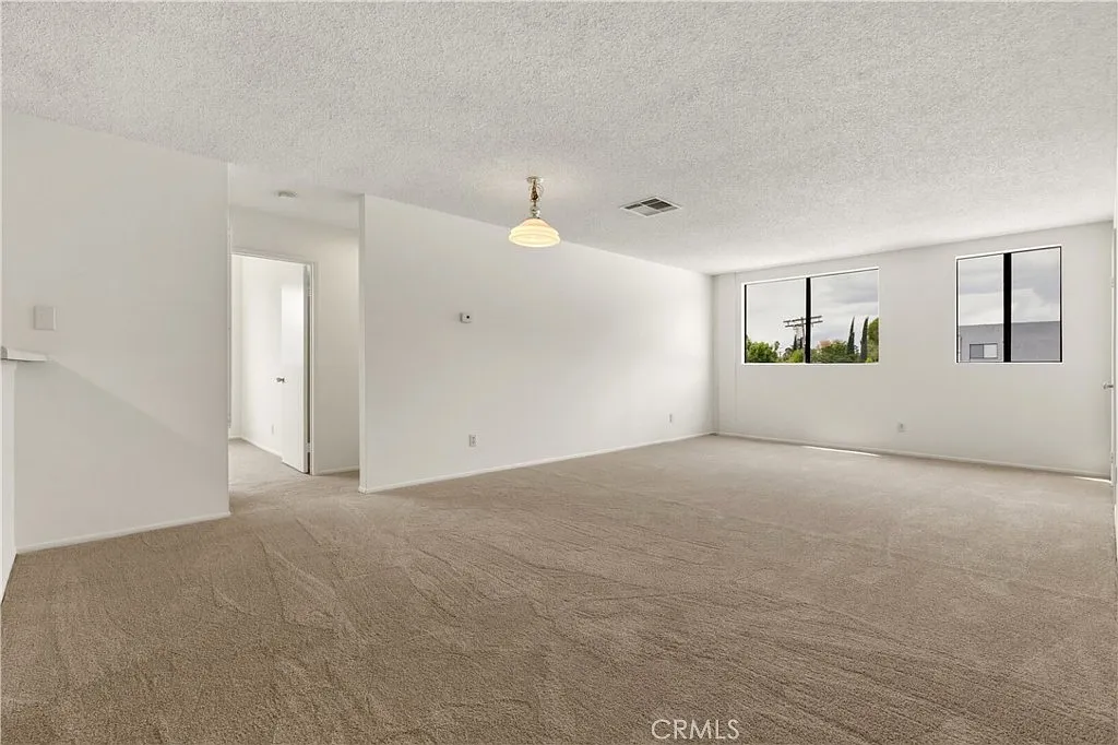 2 bed, 1.5 bath, 1050 sqft, $1,695 — Photo 2