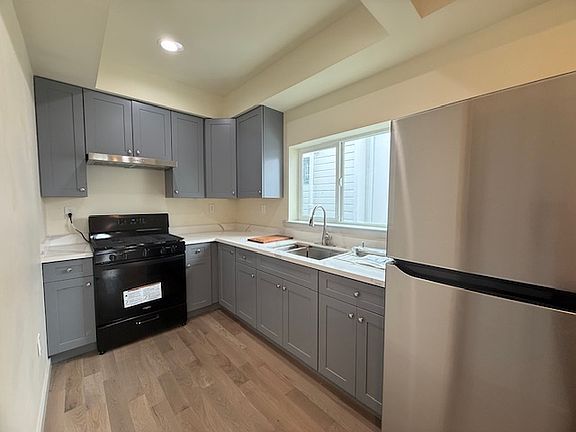 3rd image of 712 Niantic Ave