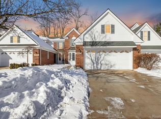 606 Shady Maple Dr, Wixom, MI