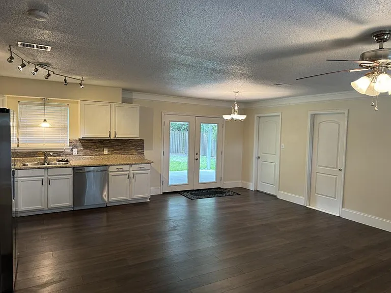125 Brentwood Blvd — Photo 3