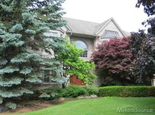 5529 Woodfield Dr, Troy, MI
