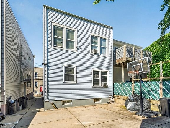 2nd image of 1115 22Nd St