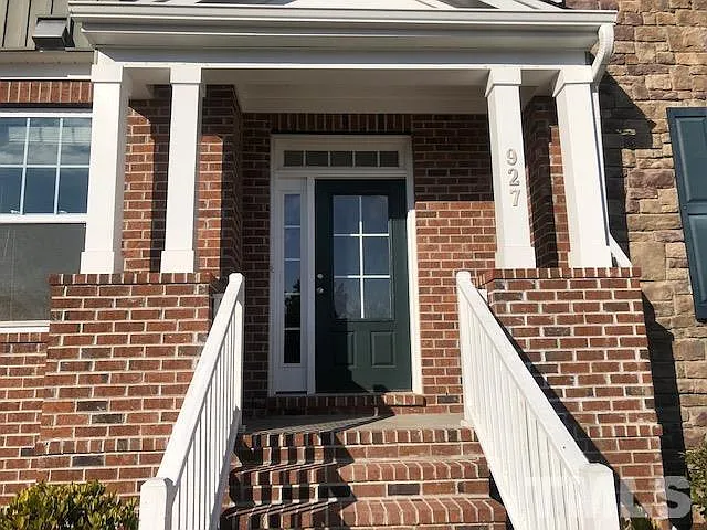 927 Rosepine Dr — Photo 2