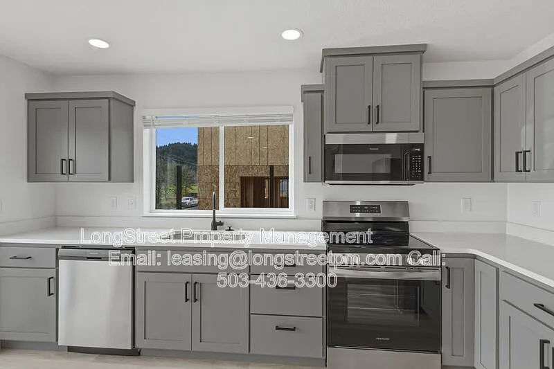 4 bed, 2.0 bath, 1413 sqft, $2,595 — Photo 2