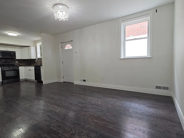 2213 E 59th Pl #1F — Photo 3