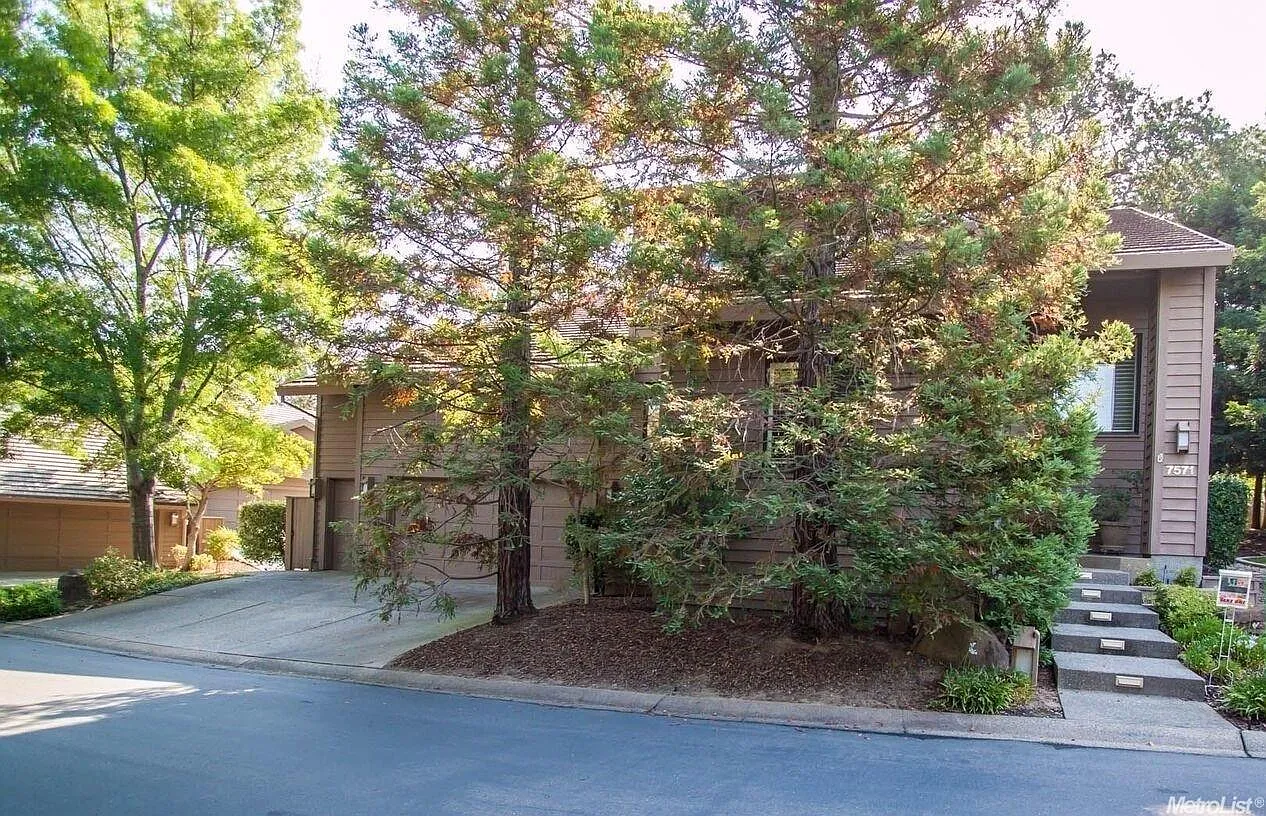7571 Pineridge Ln photo 1