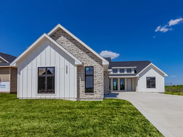 8265 Edgewood Ct, West Des Moines, IA 50266