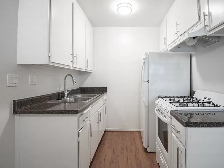 227 Strand St — Photo 4