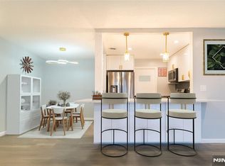 1086 Ash Dr, Mahwah, NJ 07430