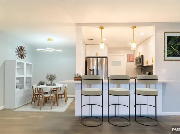 1086 Ash Dr, Mahwah, NJ 07430