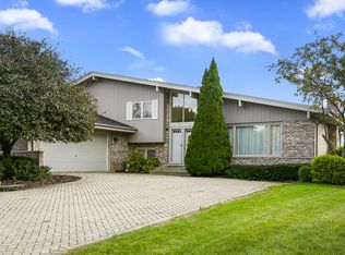 1913 Wellington Rd, Woodridge, IL 60517