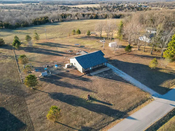 22135 Oriole Lane, Lebanon, MO 65536