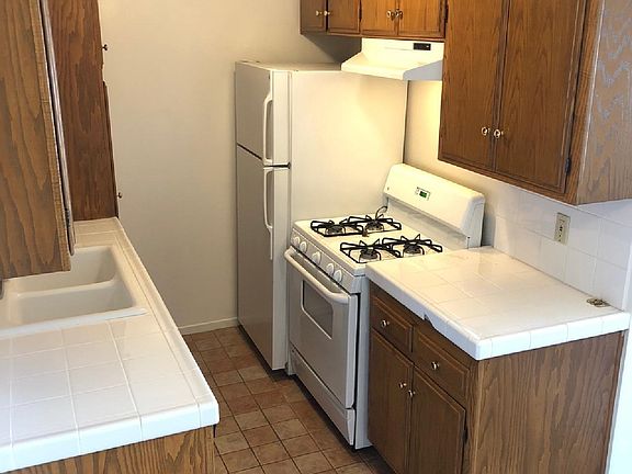 Kitchen.Stove refrigerator included.