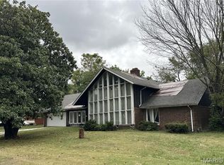 11 Calhoun Ln, East Saint Louis, IL 62203
